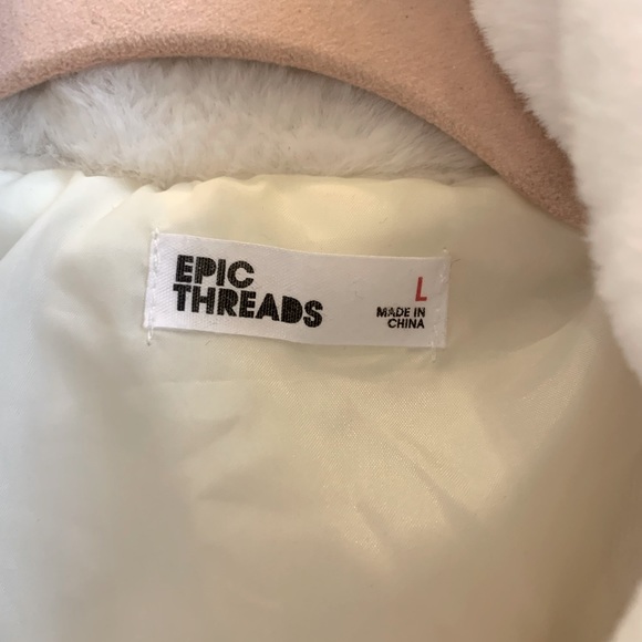 White faux fur coverlet. - Picture 3 of 4